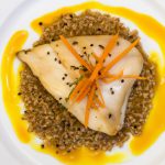 Medalhão de robalo com sementes e grãos