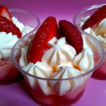 Merengue de morango no copinho