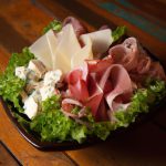 Mix de folhas com queijo Brie e Presunto Cru