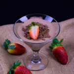 Mousse de chocolate amargo com morango
