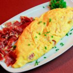 Omelete recheada com presunto e queijo