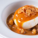 Ovo pochê ao molho de açafrão