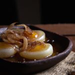 Ovos fritos com cebolas caramelizadas