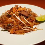 Pad thai tailandês com lombo