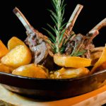 Paleta de cordeiro ao forno com batatas