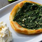 Panqueca de espinafre com queijo de iogurte