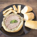 Patê de pão e talos de salsinha