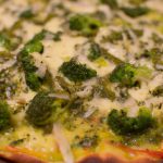 Pizza com Massa de Brócolis
