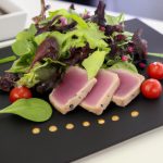 Atum Fresco em Crosta Picante e Salada