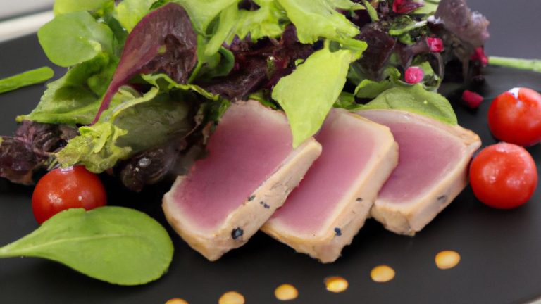 Receita de Atum Fresco em Crosta Picante e Salada