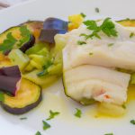 Bacalhau Desfiado com Berinjela, Abobrinha e Aspargos Frescos
