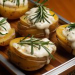 Batata recheada com creme de queijo e ervas