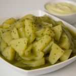 Batatinha ao molho pesto com iogurte