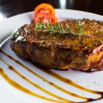 Bife a cavalo com molho crioulo