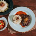 Bisteca ao molho de cerveja com farofa de biscoito