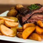 Bisteca de porco assada com batata