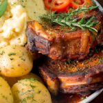 Bisteca de porco com mandioca