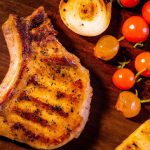 Bisteca de porco com mostarda e mel