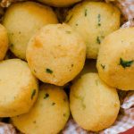 Bolinho de mandiocas com queijo e ervas