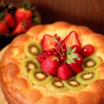 Bolo Charlotte com frutas vermelhas
