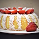 Bolo com creme de morangos