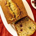 Bolo de abobrinha com frutas secas