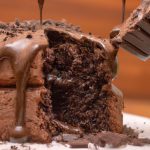 Bolo de chocolate com cacau em pó