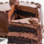 Bolo de chocolate recheado com mousse de chocolate