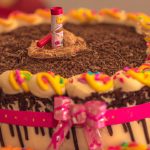 Bolo de chocolate recheado para aniversário infantil