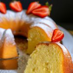 Bolo de Ricota com Molho de Morango