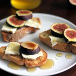 Bruschetta de figo com queijo de cabra e mel