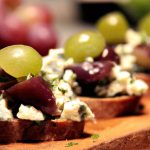 Bruschetta de gorgonzola com uvas passas