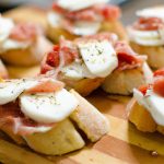 Bruschetta de presunto e mozzarella