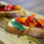 Bruschetta de Tomate e Pimentões Assados
