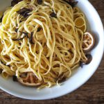 Bucatini com molho de cogumelo, limão e alho