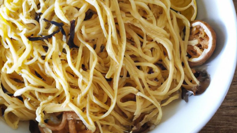 Receita de Bucatini com molho de cogumelo, limão e alho
