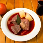 Cabrito Ensopado no Molho de Vinho