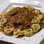 Capeletti ao molho de bracciola