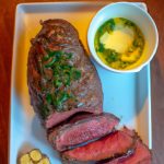 Carne assada com molho de ervas