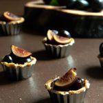 Cestinhas de uva preta com figo