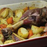 Coelho assado no forno com batatas