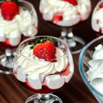 Copinhos de Chocolate com Chantilly e Morango