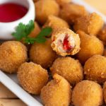 Croquetes de camarão e azeitonas pretas