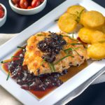 Filé de frango com molho de ciboulette e crosta de batata