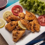 Filé de frango empanado com gergelim ao molho rústico de tomates