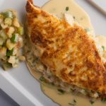 Filé de pescada assado com molho de iogurte e queijo