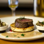 Filé Mignon em crosta de Ervas ao Molho de Especiarias e Galette de batata