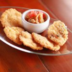 Frango à milanesa de bolacha cream cracker