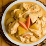 Frango com abacaxi e cebolas ao rum