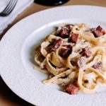Linguine à carbonara de linguiça toscana